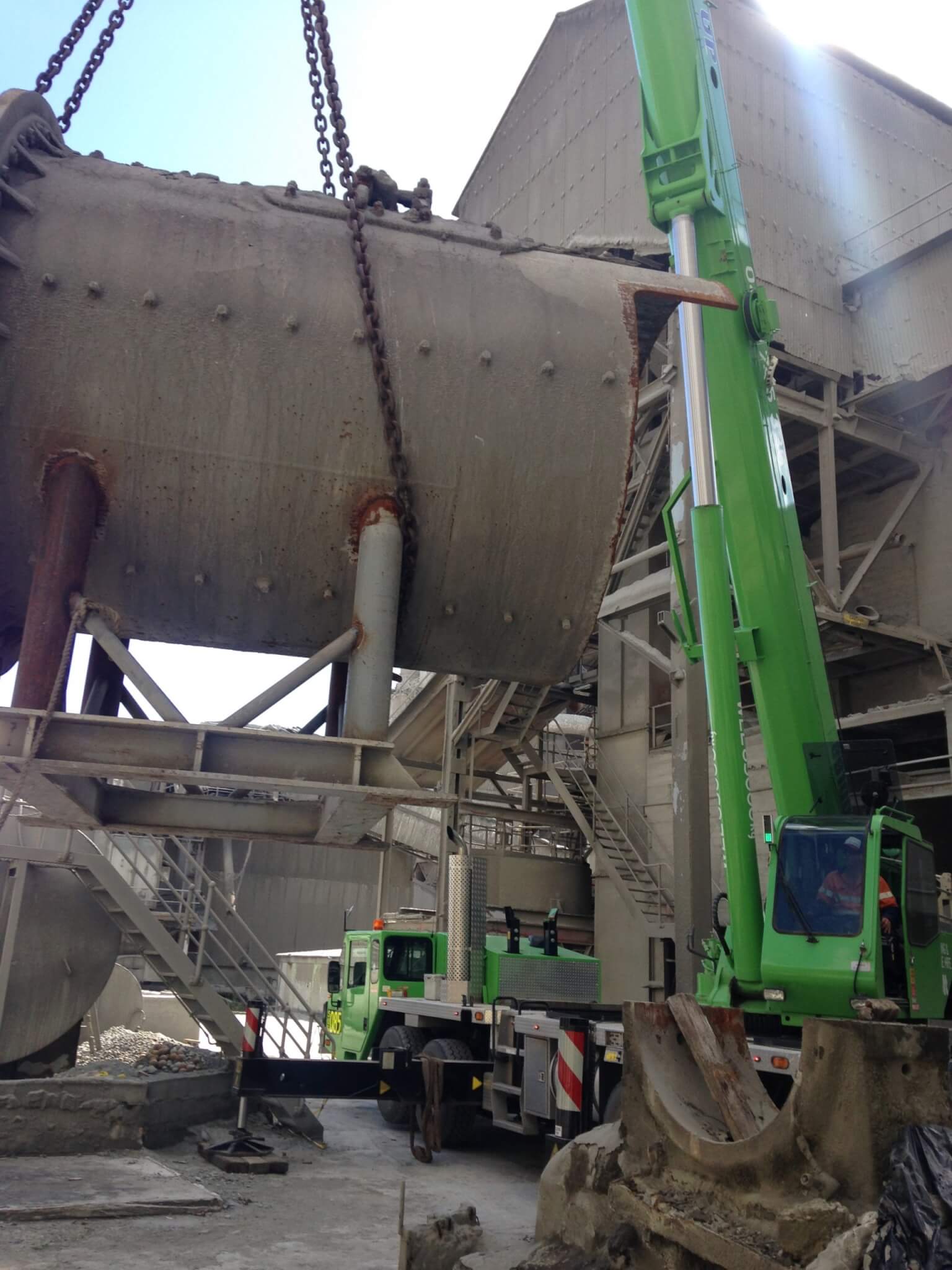 Slew crane – lift of decommissioned ball mill section
